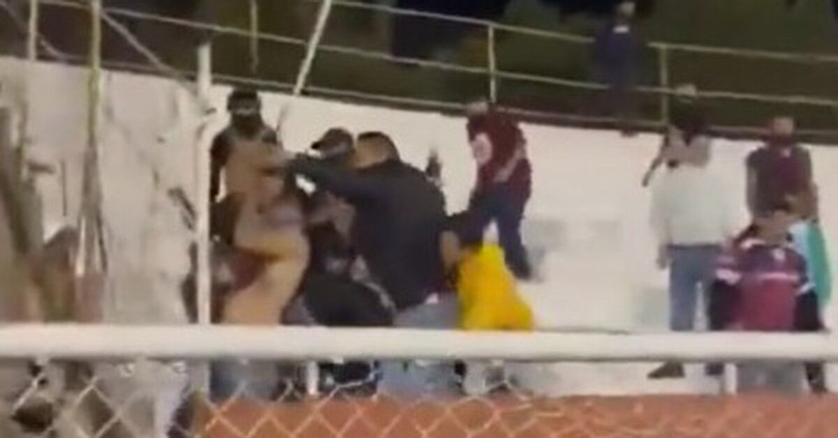 Violencia En El Futbol Se Desata Brutal Campal En Las Tribunas Durante