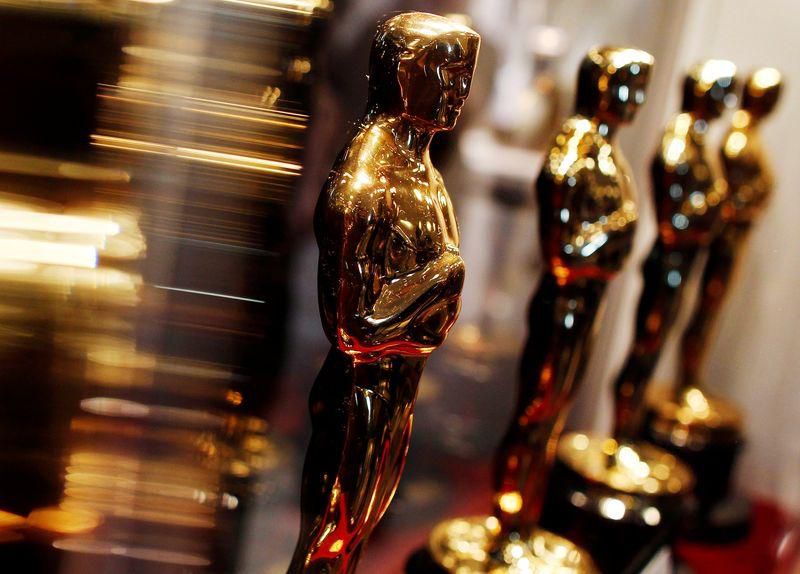 Cuánto cuesta la estatuilla de los Oscar y de qué material está hecha?