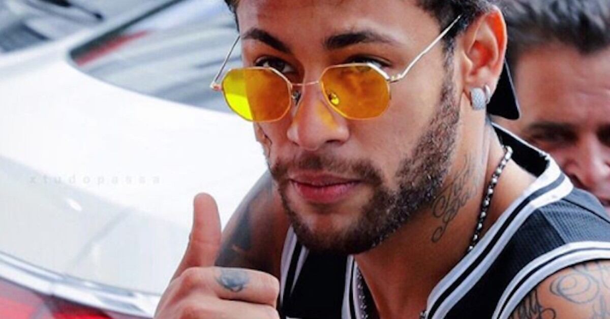 Neymar posa desnudo para un fotógrafo acusado de abuso sexual