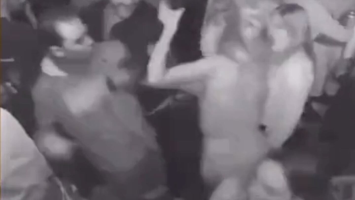 Exhiben a hombre por golpear a mujer en bar de CDMX; lo despiden de su  trabajo
