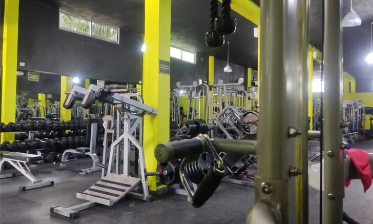 La respuesta viral de una mujer a la que echaron del gimnasio por llevar un  top corto