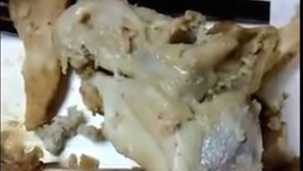 VIDEO: Termina hospitalizado tras comer pollo KFC con gusanos