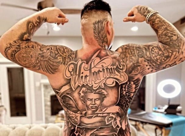 Andy Ruiz Jr. se realiza espectacular tatuaje que le llega hasta el trasero