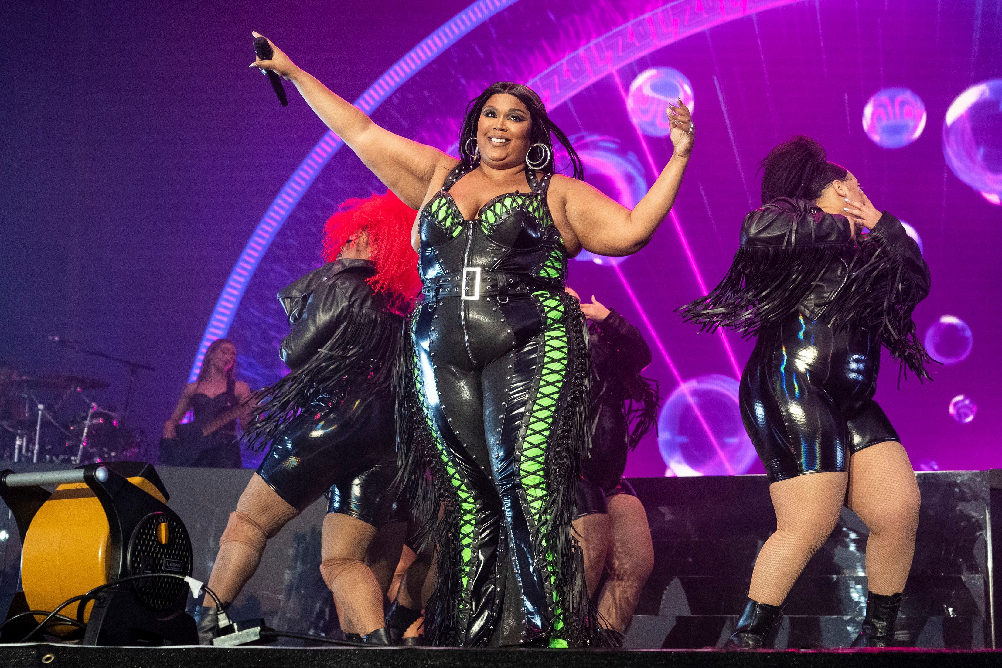 Lizzo é acusada de pressionar dançarinas em show de sexo; veja