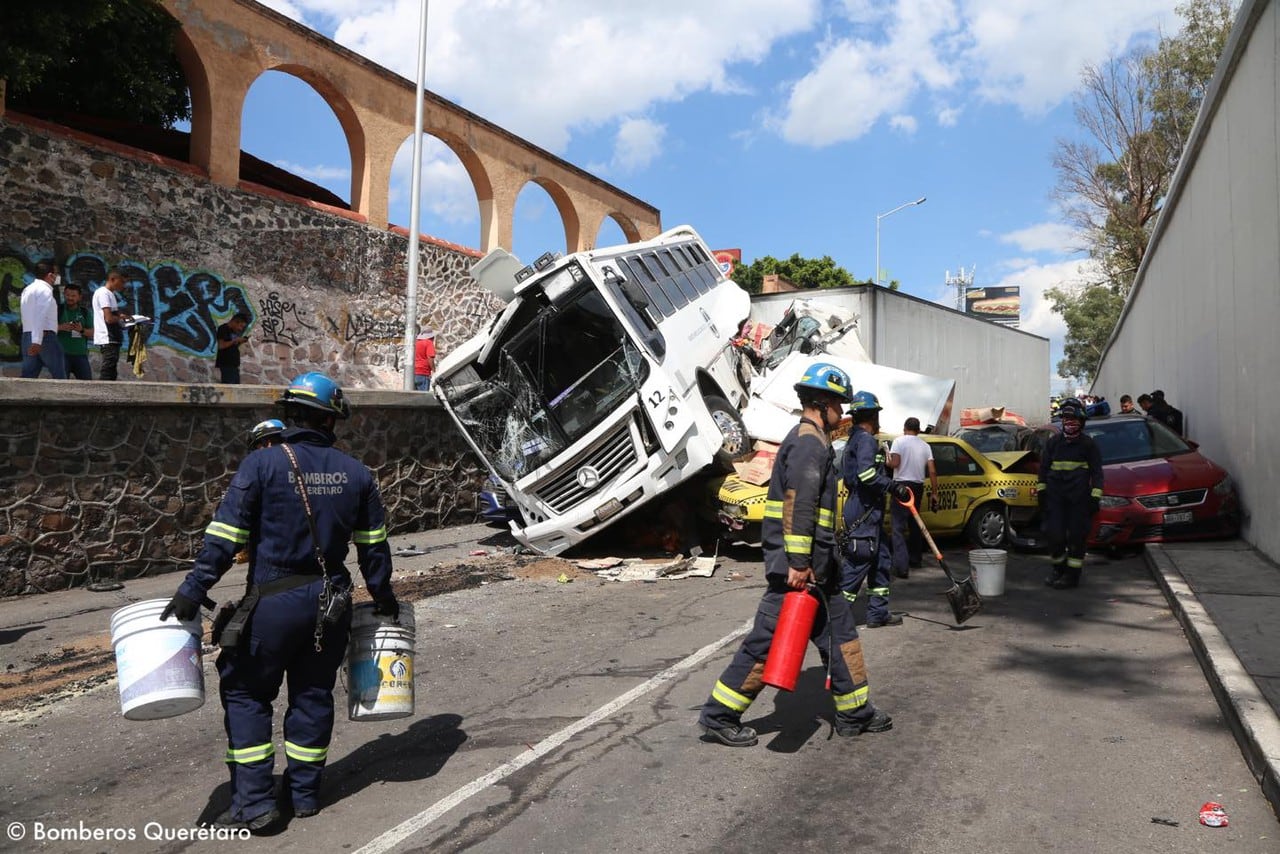Accidente Autopista MéxicoQuerétaro carambola de 22 vehículos deja 44