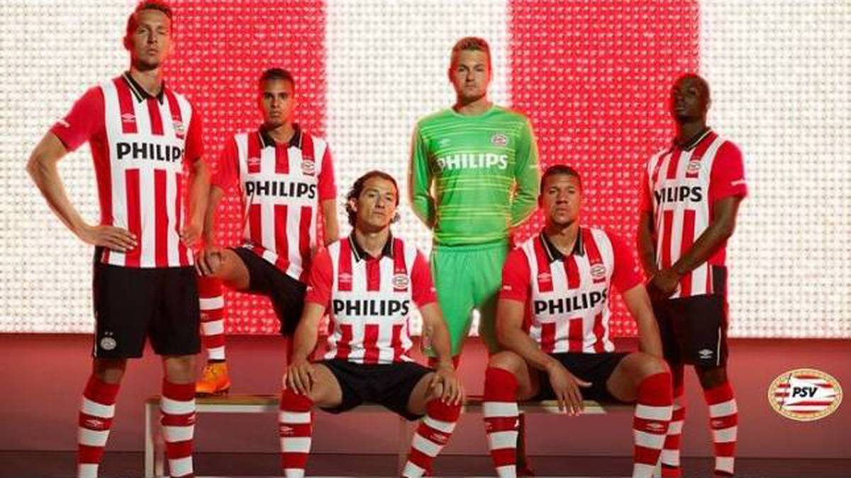 Guardado presenta los nuevos uniformes del PSV