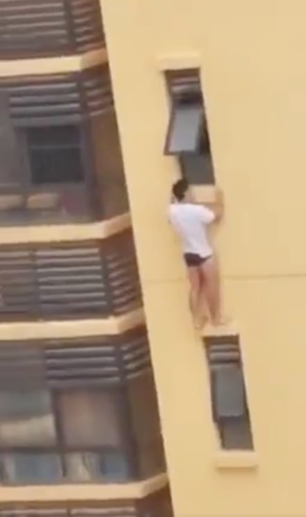 VIDEO: Lo cachan en plena infidelidad y escapa por la ventana del piso 25
