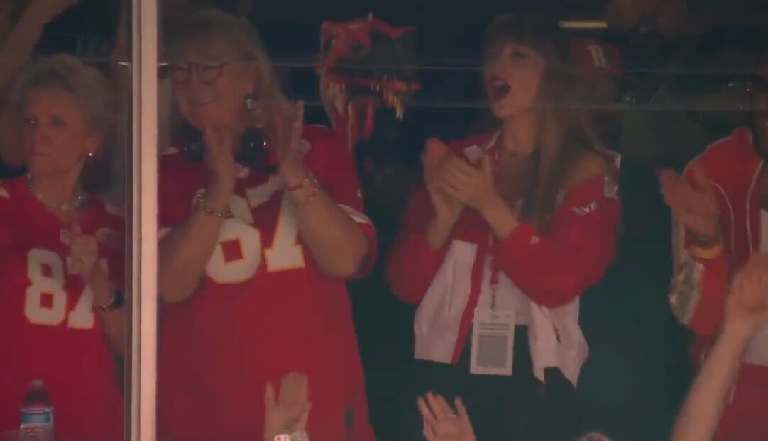 Se agota la chaqueta vaquera '1989' de Travis Kelce por el spot de Taylor  Swift