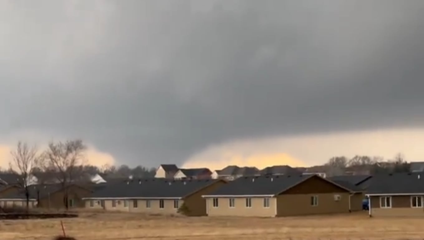 VIDEO: Camioneta escapa de un tornado en Texas que la hizo girar en el aire