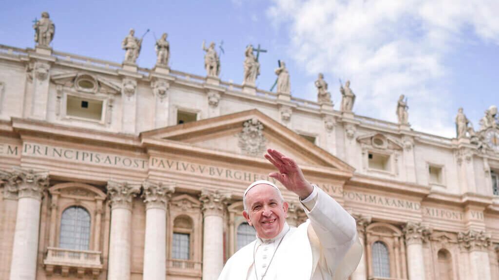 El Papa Francisco saludando desde el Vaticano.