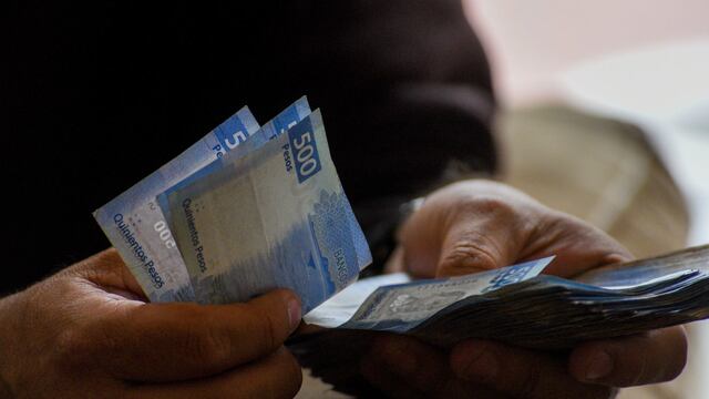 5 de cada 10 mexicanos revisa si sus billetes son falsos o auténticos