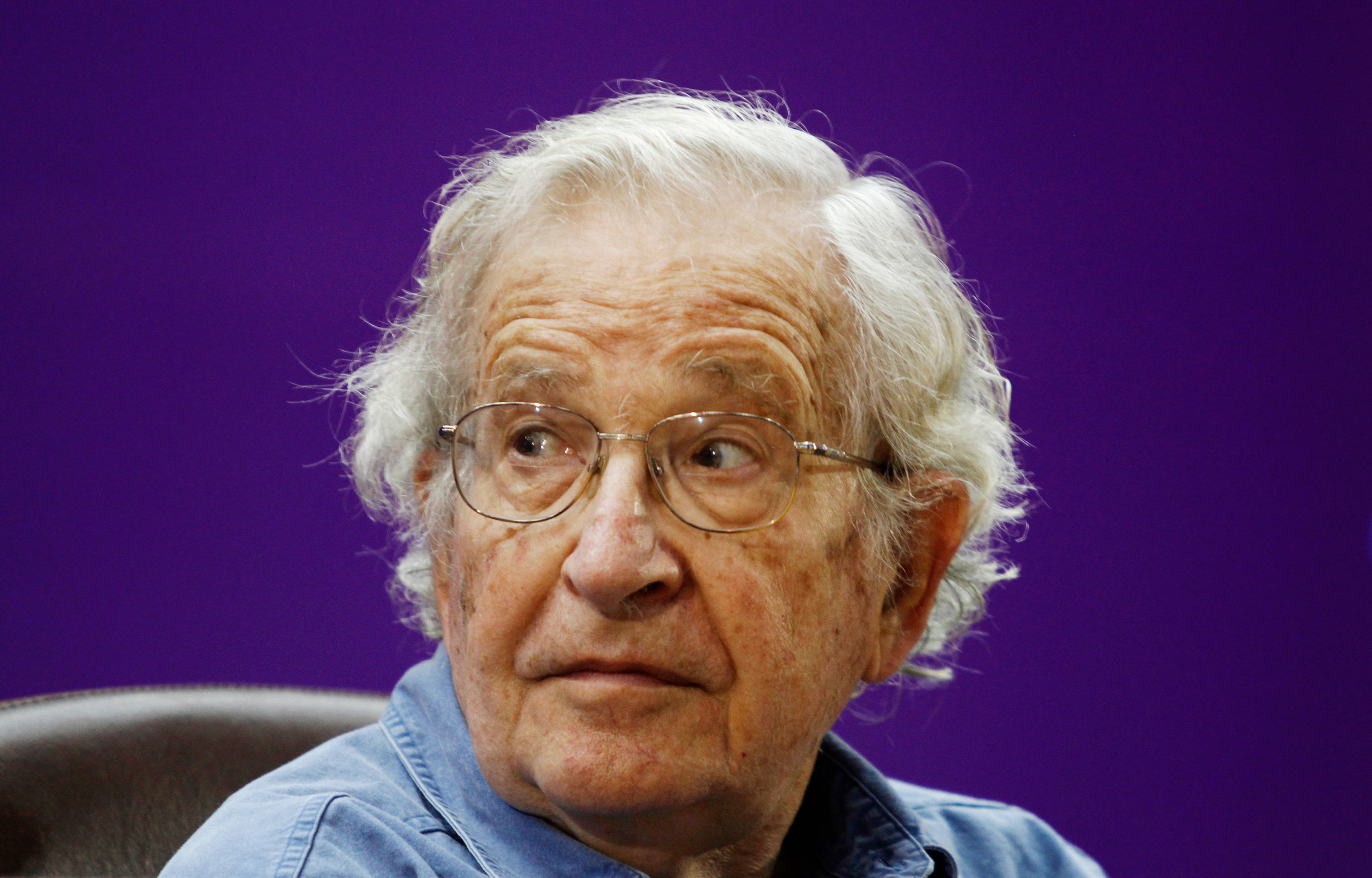 Esposa de Noam Chomsky desmiente su muerte