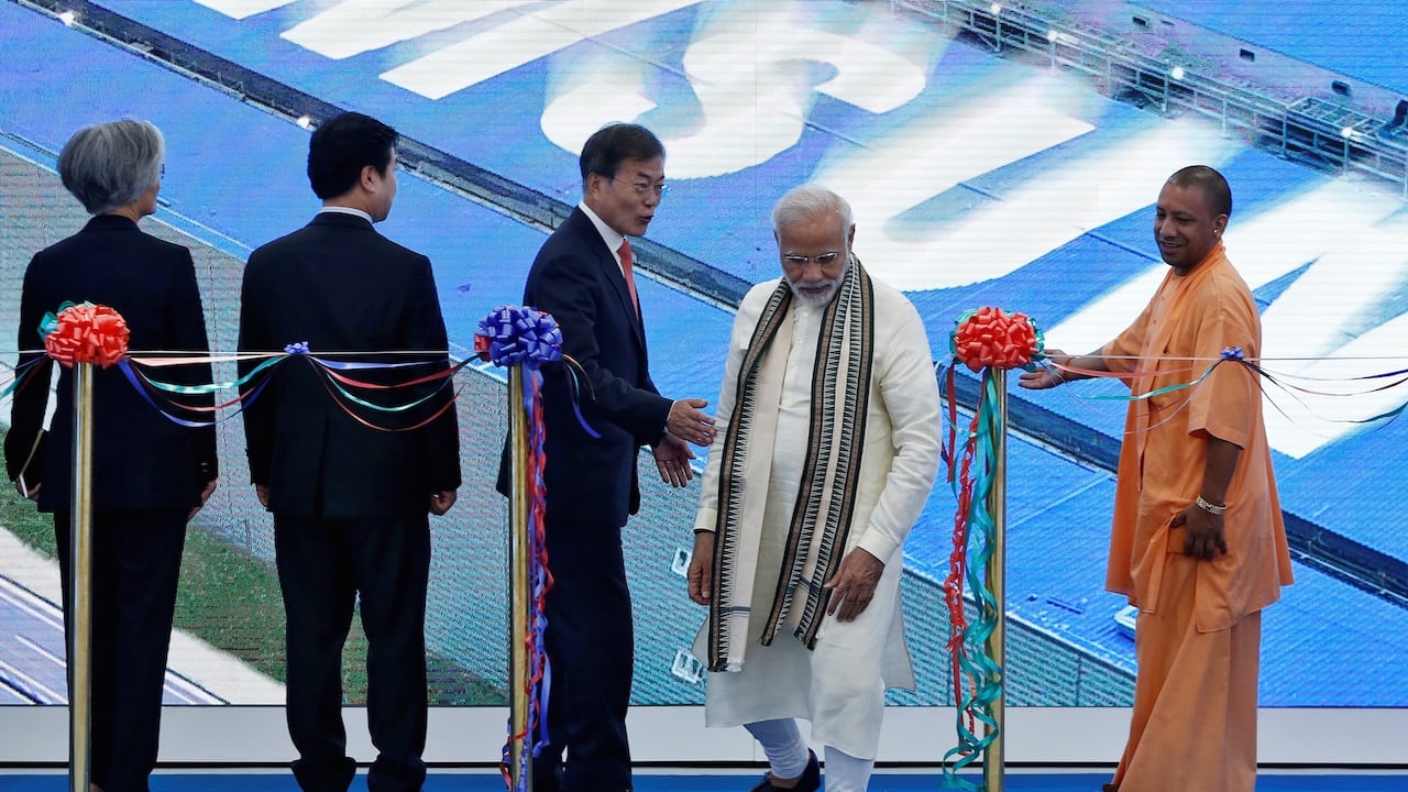 El primer ministro indio Narendra Modi y el presidente surcoreano Moon Jae-in en la inauguración de la nueva planta de Samsung.
