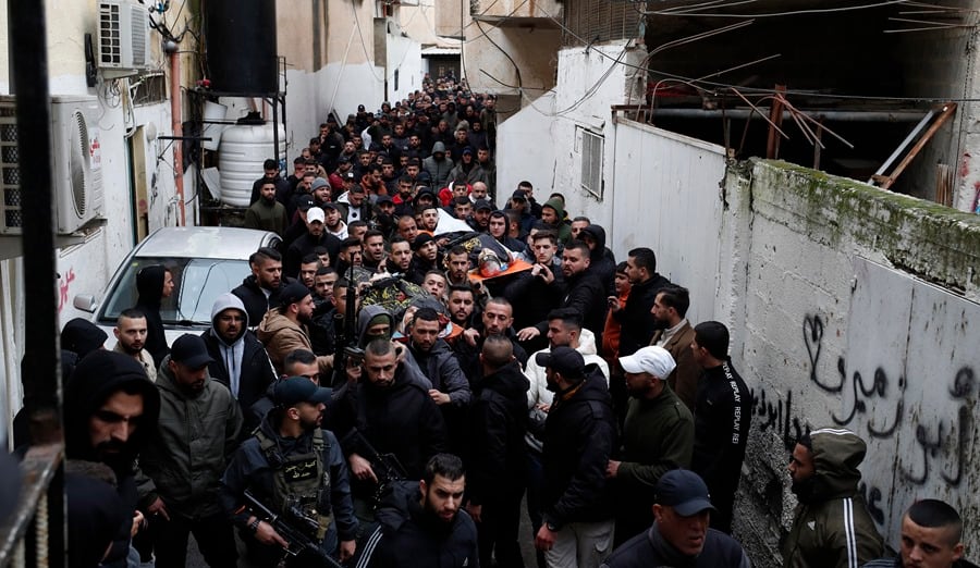 Funeral de dos de los tres palestinos muertos en una redada llevada a cabo por las fuerzas israelíes dentro del hospital Ibn Sina en la ciudad cisjordana de Yenín este 30 de enero