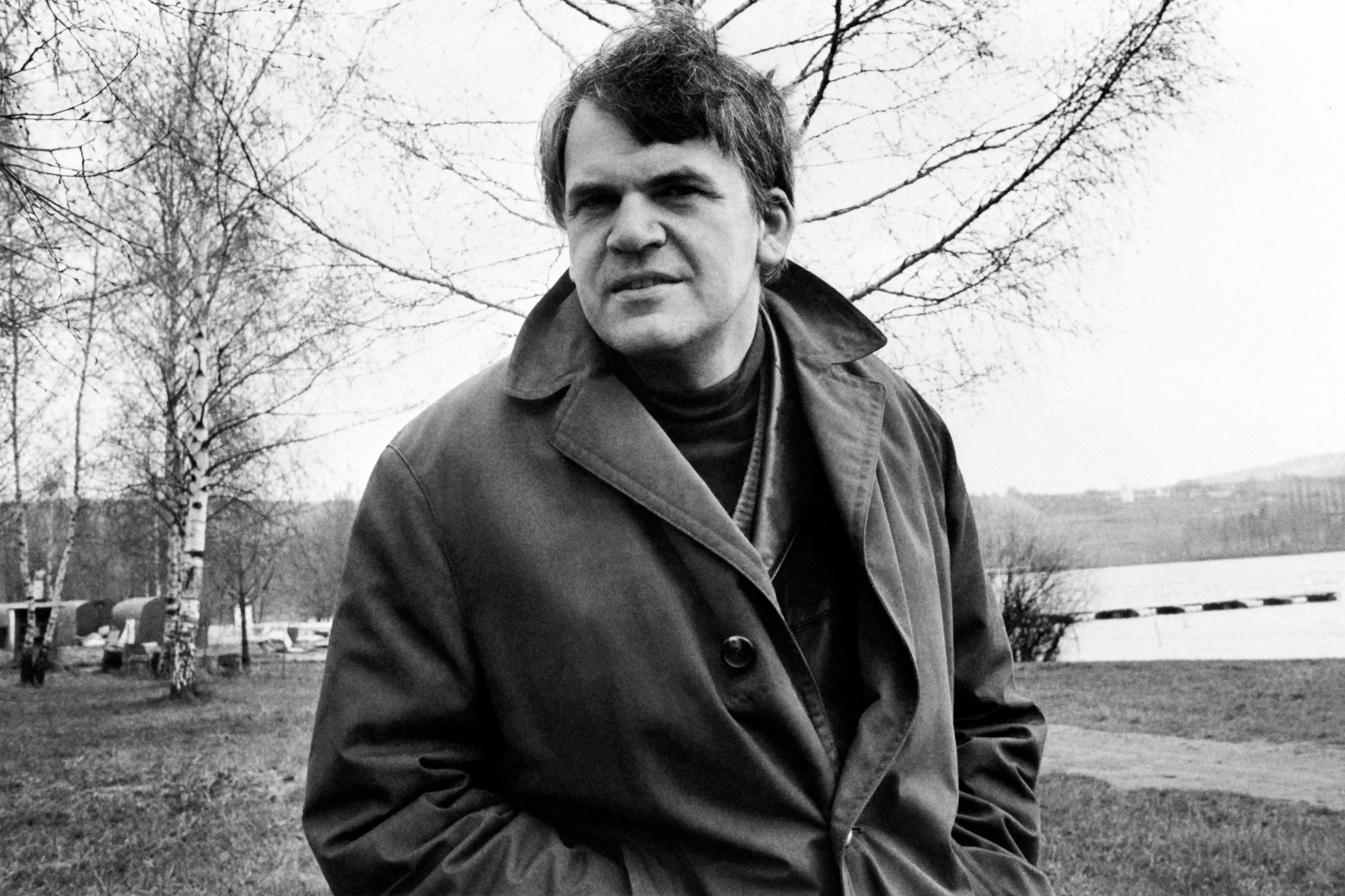 ¿Quién fue Milan Kundera, el escritor de La insoportable levedad del ser, que ha muerto a los 94 años?