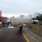 “¡Era mi esposa!”: Motociclista destrozado por la muerte de su pareja tras volcadura de tráiler en la carretera México-Pachuca