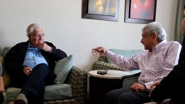 Noam Chomsky junto a AMLO en 2018