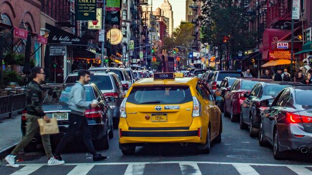 Nueva York impone peajes a autos que circulen en Manhattan