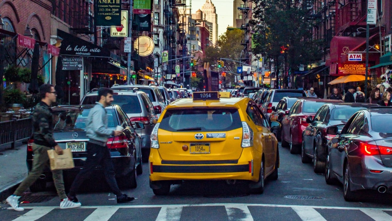 Nueva York impone peajes a autos que circulen en Manhattan
