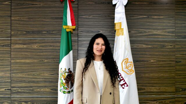AMLO designa a Bertha María Alcalde Luján como titular del ISSSTE