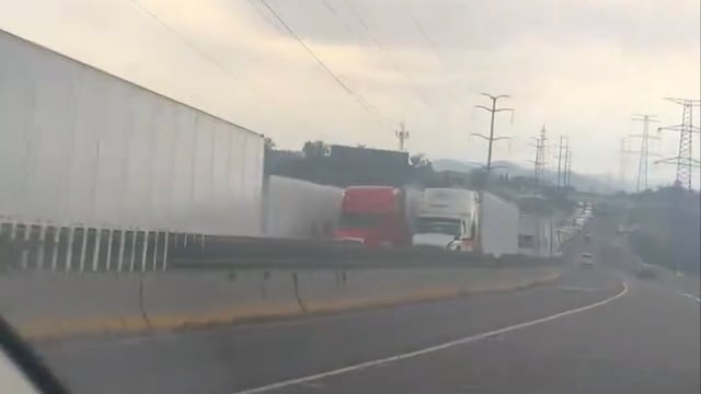 Reportan filas kilométricas de vehículos en el Circuito Exterior Mexiquense hoy 27 de junio