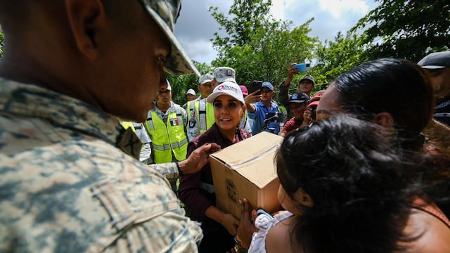 Mara Lezama entregó apoyos directos a afectados por las inundaciones en Bacalar