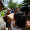 Mara Lezama entrega apoyos directos a familias afectadas por inundaciones en Bacalar
