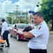 Policía de Cancún protege a un bebé tras un accidente vial