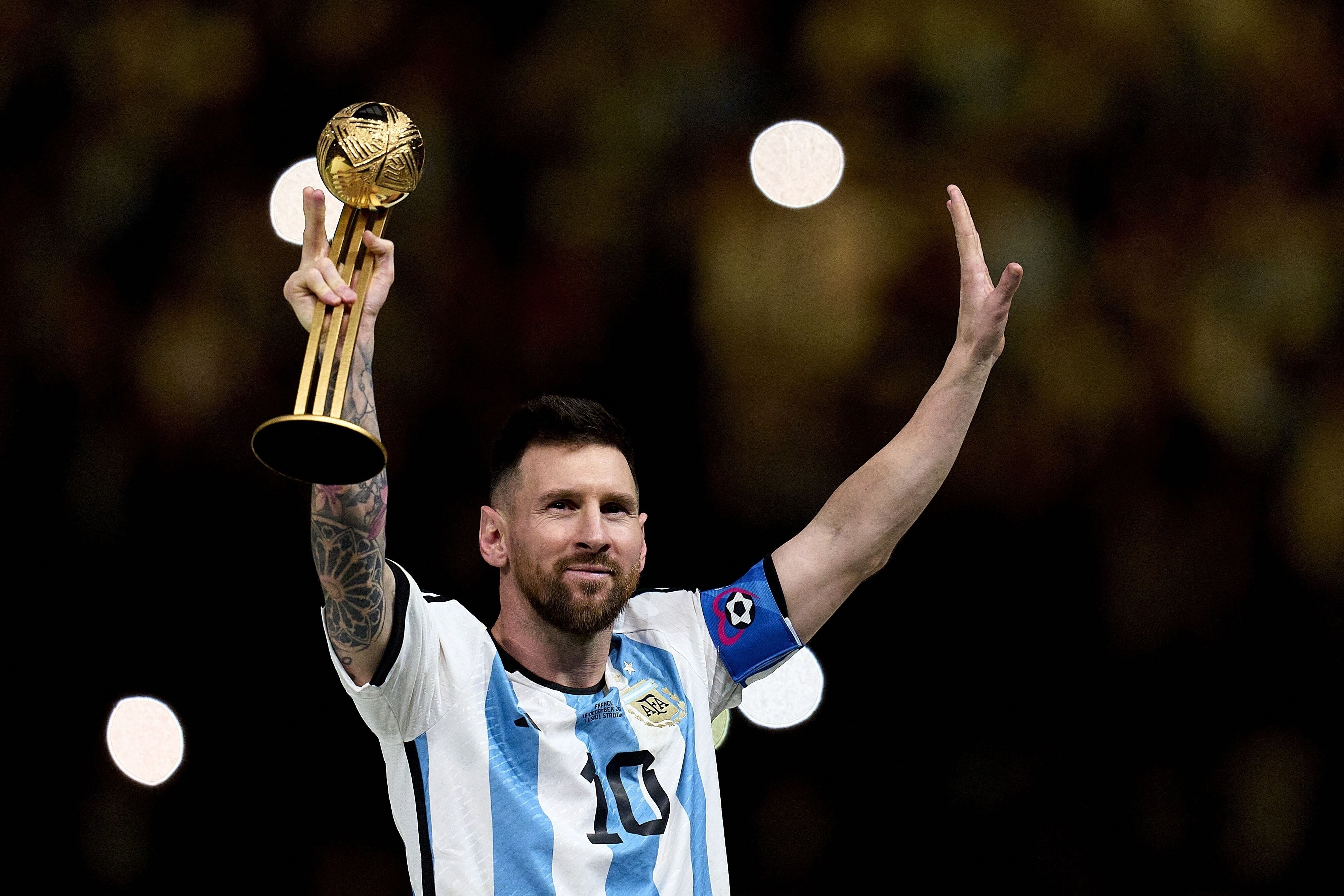 Lionel Messi con el balón de oro de Qatar 2022