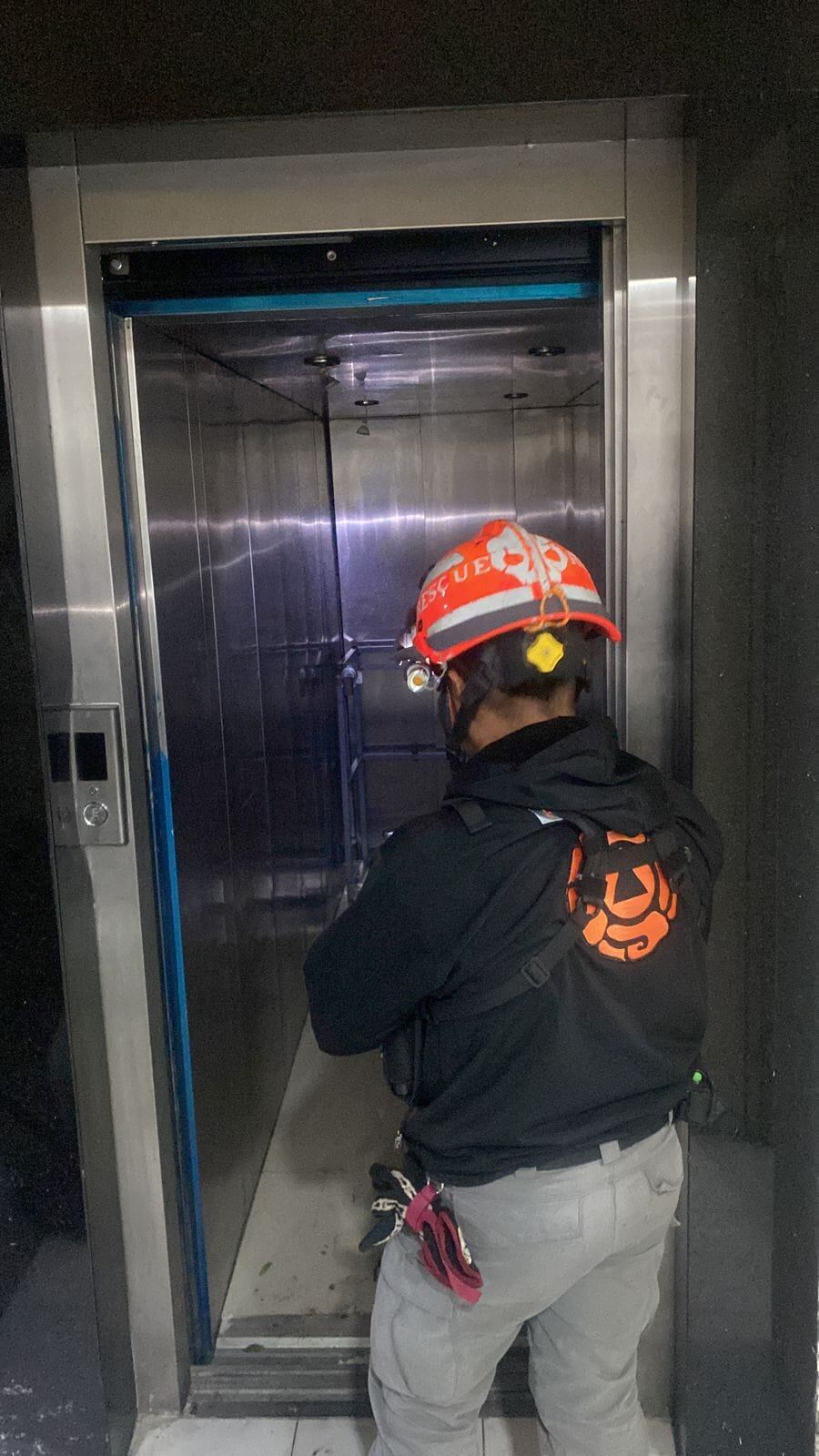 Los empleados trasladaban un cadáver al piso dos de la funeraria cuando el elevador se desplomó al sótano