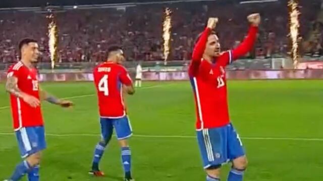 Diego Valdés celebra gol con Chile