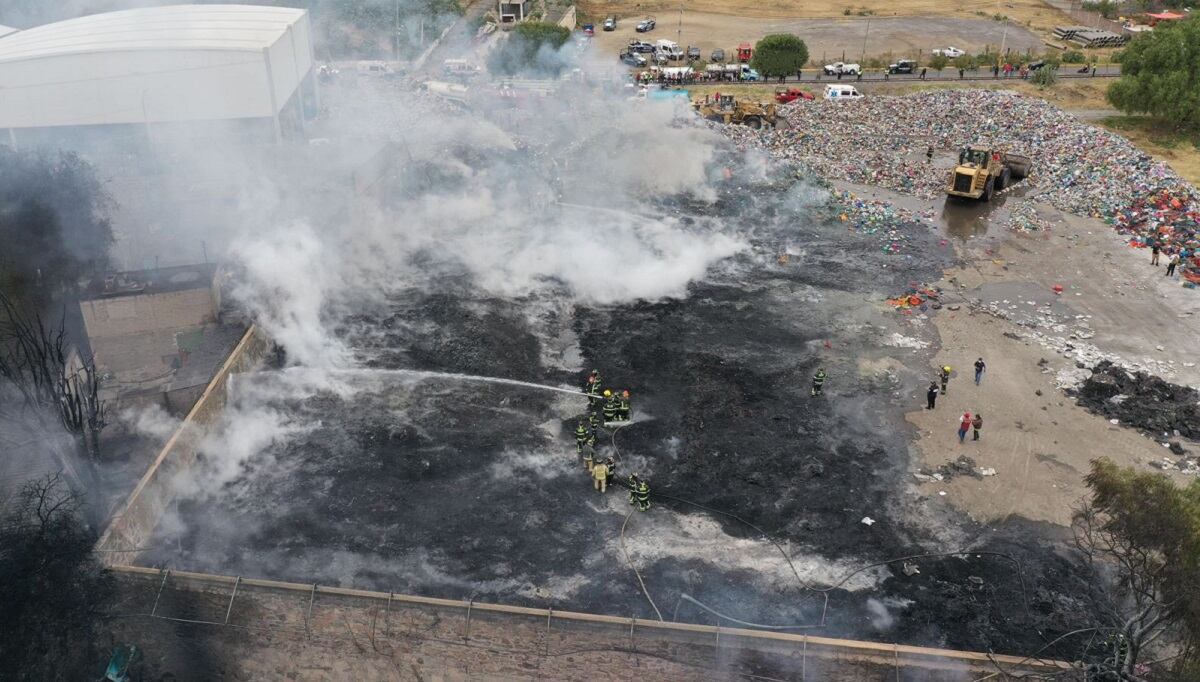 Sofocan incendio en recicladora de PET de Valle de Chalco
