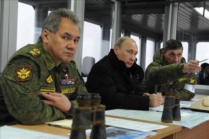 Vladimir Putin acompañado por Sergei Shoigu e Ivan Buvaltsev