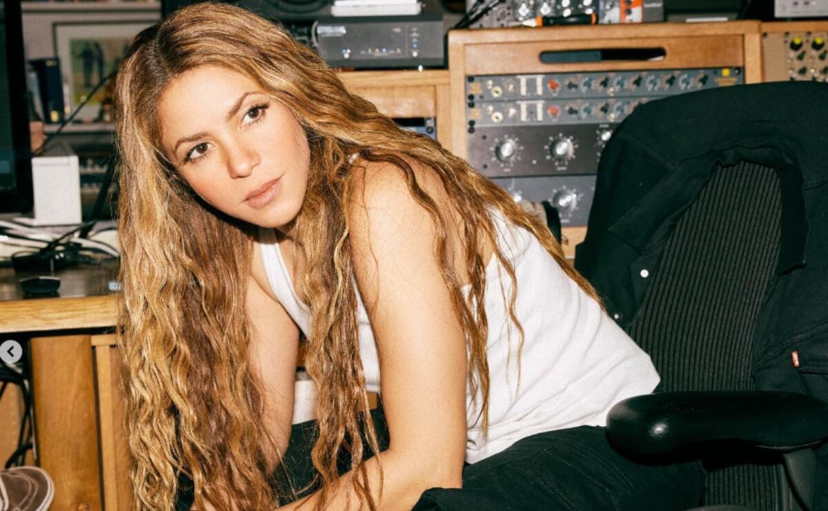 Shakira impacta con su belleza en estudio de grabación en Londres