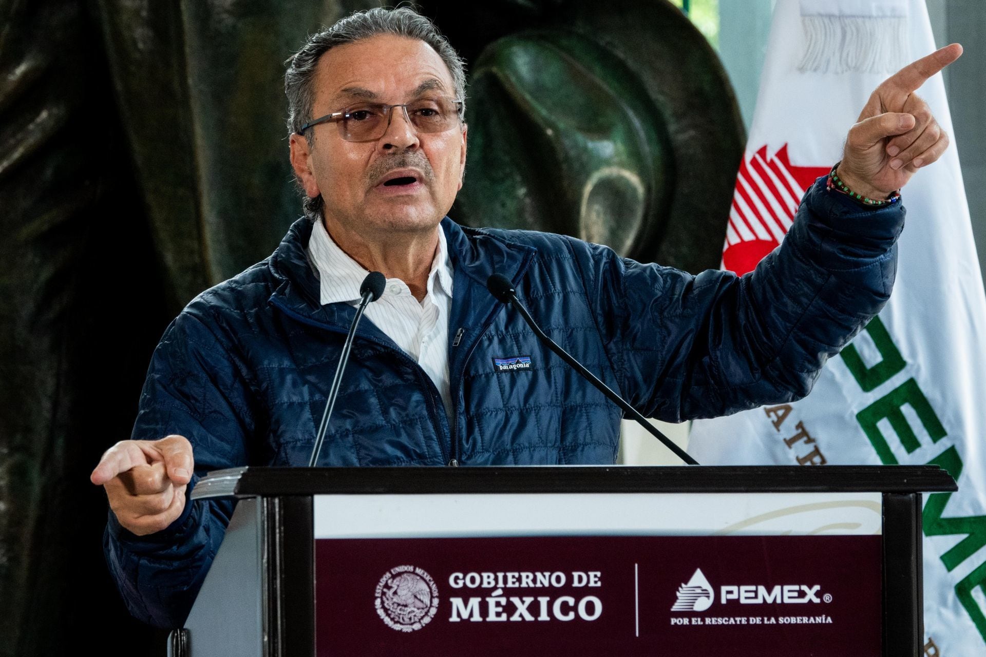 Octavio Romero Oropeza durante la conferencia de prensa para explicar el supuesto derrame de petróleo en Campeche