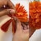 Flores de cempasúchil con papel de china: Paso a paso para decorar el Día de Muertos