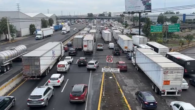 Caos vial en la autopista México-Querétaro, a la altura de Jorobas