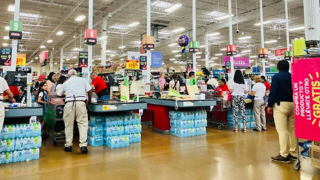 Largas filas en los supermercados por la llegada de la tormenta tropical Alberto