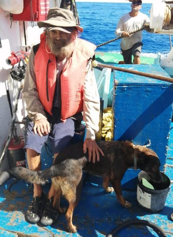 Tim Shaddock y su perrita Bella fueron rescatados en el Océano Pacífico