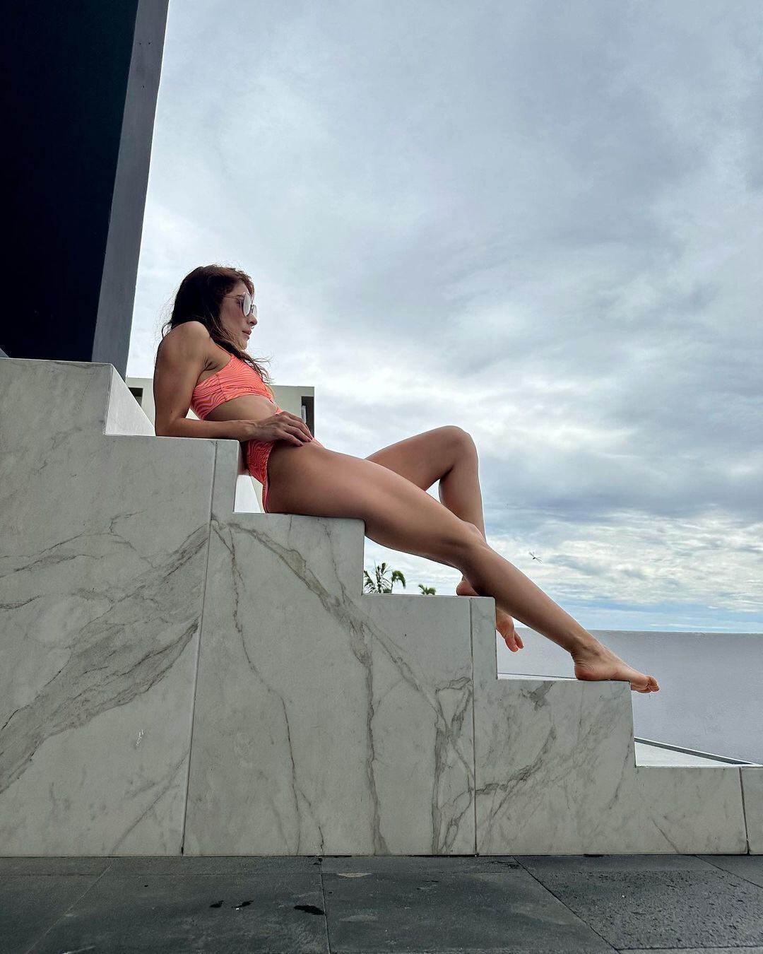 María León se luce posando en bikini.