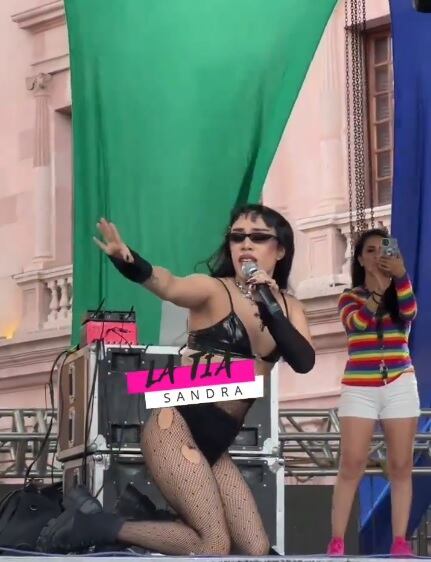 Doble de Danna Paola en concierto por el Mes del Pride 2024.