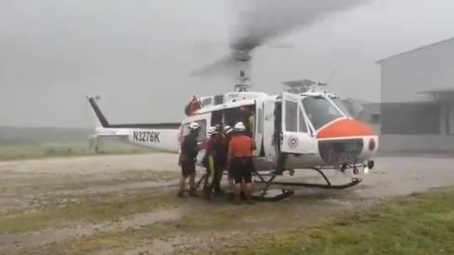 Rescate en helicóptero por desbordamiento de Río Ramos