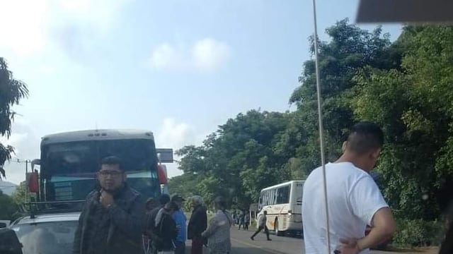 Pasajeros de autobús quedaron entre balacera en Charapendo, Michoacán