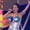 Una fan de Katy Perry le reclama que “le chocó las chichis” y luego la rompe bailando en mexicana con sus pasos prohibidos (VIDEO)