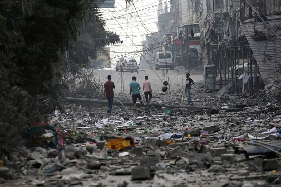 Palestinos en Gaza, ciudad destruida por bombardeos israelíes