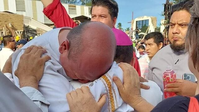 Padre Ángel Vargas llora tras el derrumbe de la Parroquia Santa Cruz de Ciudad Madero