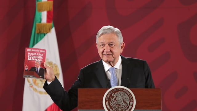 El presidente López Obrador muestra una copia de su nuevo libro, titulado 'Hacia una economía moral'
