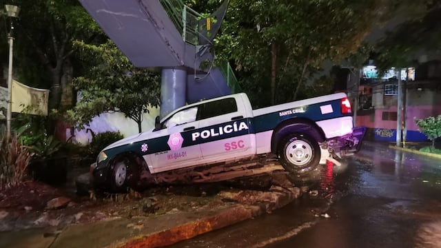 Choque de una patrulla contra puente peatonal en carretera México-Cuernavaca