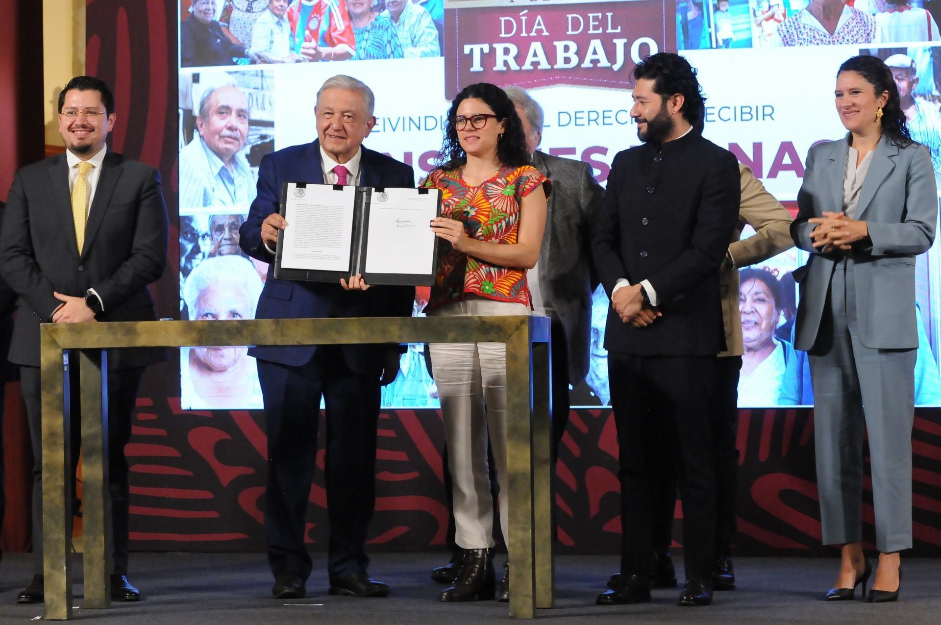 Andrés Manuel López Obrador, presidente de México, firmando el decreto que permite la creación del Fondo de Pensiones para el Bienestar