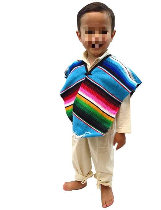 Niño con sarape de colores